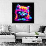 Neon-Wunderkätzchen Malen nach Zahlen Kunstwerk über weißem Sofa in modernem Wohnzimmer