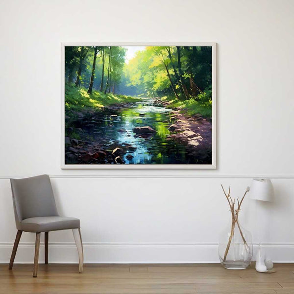 Malen nach Zahlen Kunstwerk "Waldflüstern im Morgenlicht" zeigt einen ruhigen Wald mit Bach im Sonnenlicht, hängt an weißer Wand.