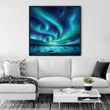 Living room with white sofa and Malen nach Zahlen - Polarlichter Wunderland painting on the wall