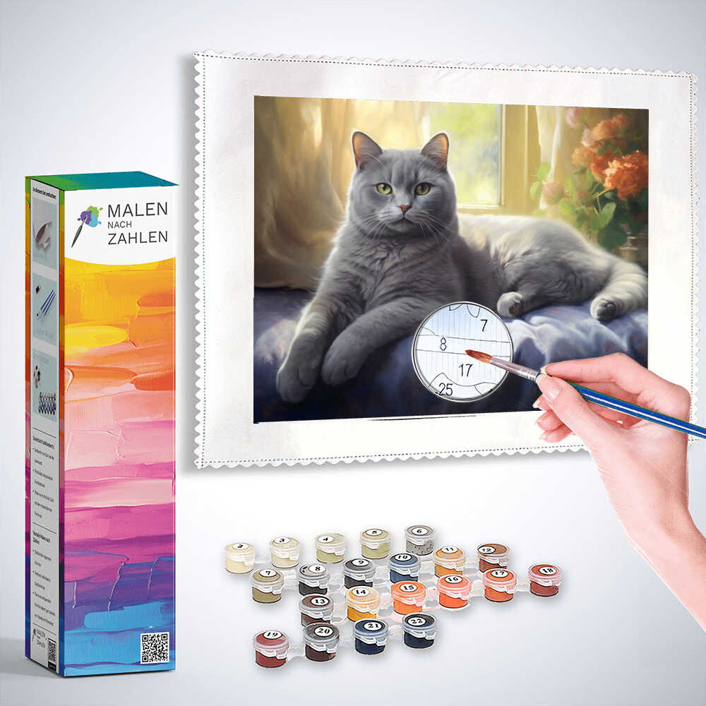 Malen nach Zahlen Kit - Elegante graue Katze auf blauem Samtkissen, umgeben von goldenen Vorhängen und orangefarbenen Blumen