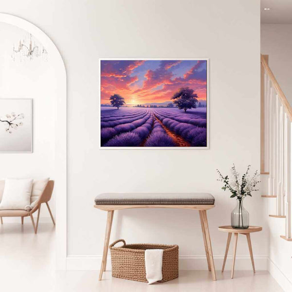Malen nach Zahlen "Lavendeltraum am Horizont" Kunstwerk zeigt lila Lavendelfelder, majestätische Bäume und farbenfrohen Sonnenuntergang an der Wand eines modernen Wohnzimmers