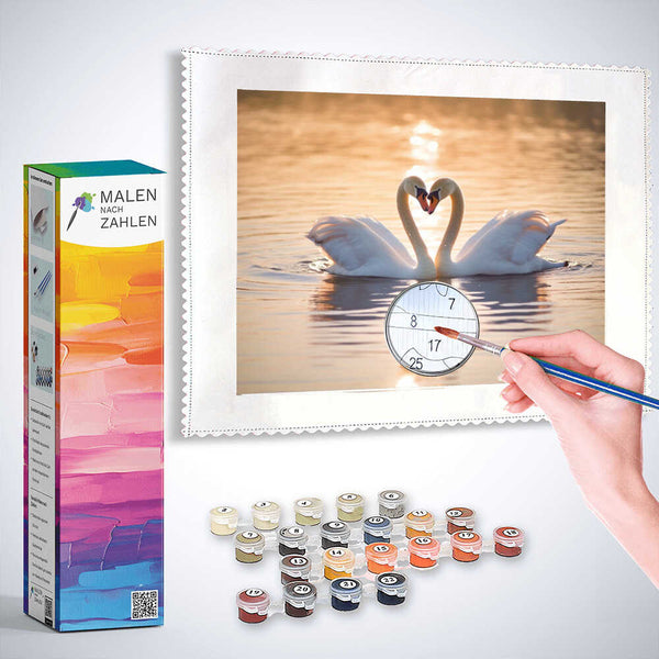 Malen nach Zahlen Set "Verborgene Zärtlichkeit im Abendlicht", zeigt zwei Schwäne in herzförmiger Umarmung bei Sonnenuntergang, Schwanenliebe.