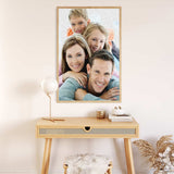 Wandbild mit malen nach zahlen personalisiertes foto einer lachenden Familie über modernem Holzschreibtisch