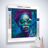 Diamond Painting Kit - Frau mit Lila Lippen Motiv inkl. Leinwand, Acryl Diamonds, Pinzette und Setzstift. Kunst, die funkelt!