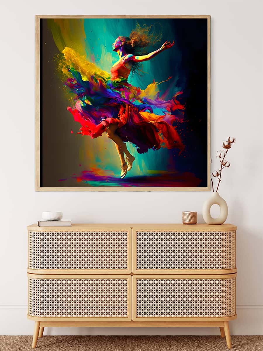 Malen nach Zahlen Kunstwerk zeigt eine Frau, die in lebendigen bunten Farben tanzt, an einer Wand über einer modernen Kommode.