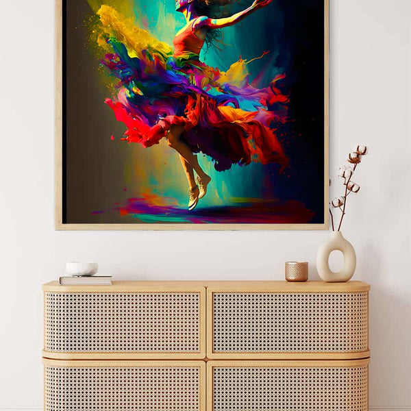 Malen nach Zahlen Kunstwerk zeigt eine Frau, die in lebendigen bunten Farben tanzt, an einer Wand über einer modernen Kommode.