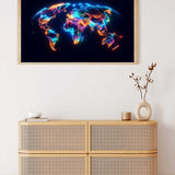 Leuchtende Kontinente Weltkarte Kunstwerk mit neonfarbenen Landmassen an einer weißen Wand über einer modernen Kommode.