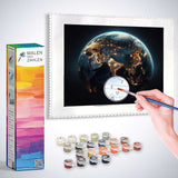 Malen nach Zahlen - Erleuchteter Planet mit Malset, Pinsel und Farben, das einer Erdkugel mit leuchtenden Kontinenten bei Nacht zeigt.