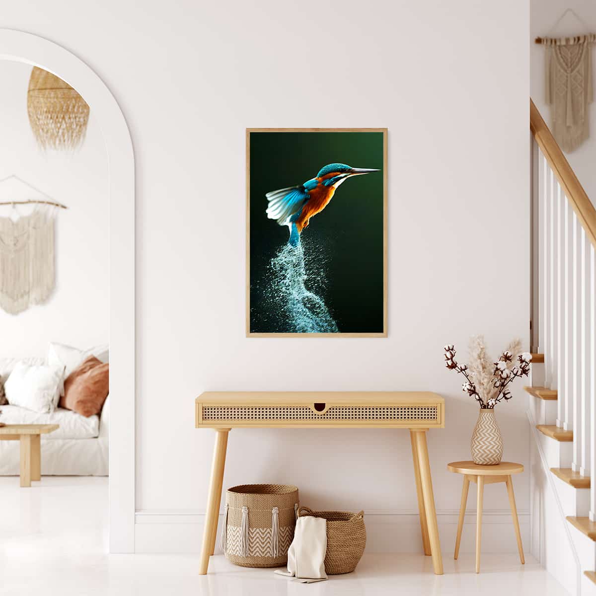 Malen nach Zahlen - Eisvogel aus dem Wasser Wandkunst über Konsolentisch in modernem Wohnzimmer.