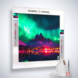 AB Diamond Painting Kit - Nordlichter über der Stadt. Inkl. Profi-Leinwand, Acryl Diamonds, Pinzette, Setzstift und Flächensetzer.