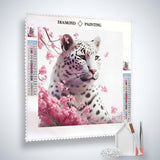 Diamond Painting Kit Schneeleopard mit Rosenblüten - Profi-Leinwand mit Acryl Diamonds und Künstler-Pinzette.