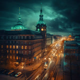 Nachtansicht von Hamburgs Seitenstraße mit beleuchteten Gebäuden und Wolkenhimmel.