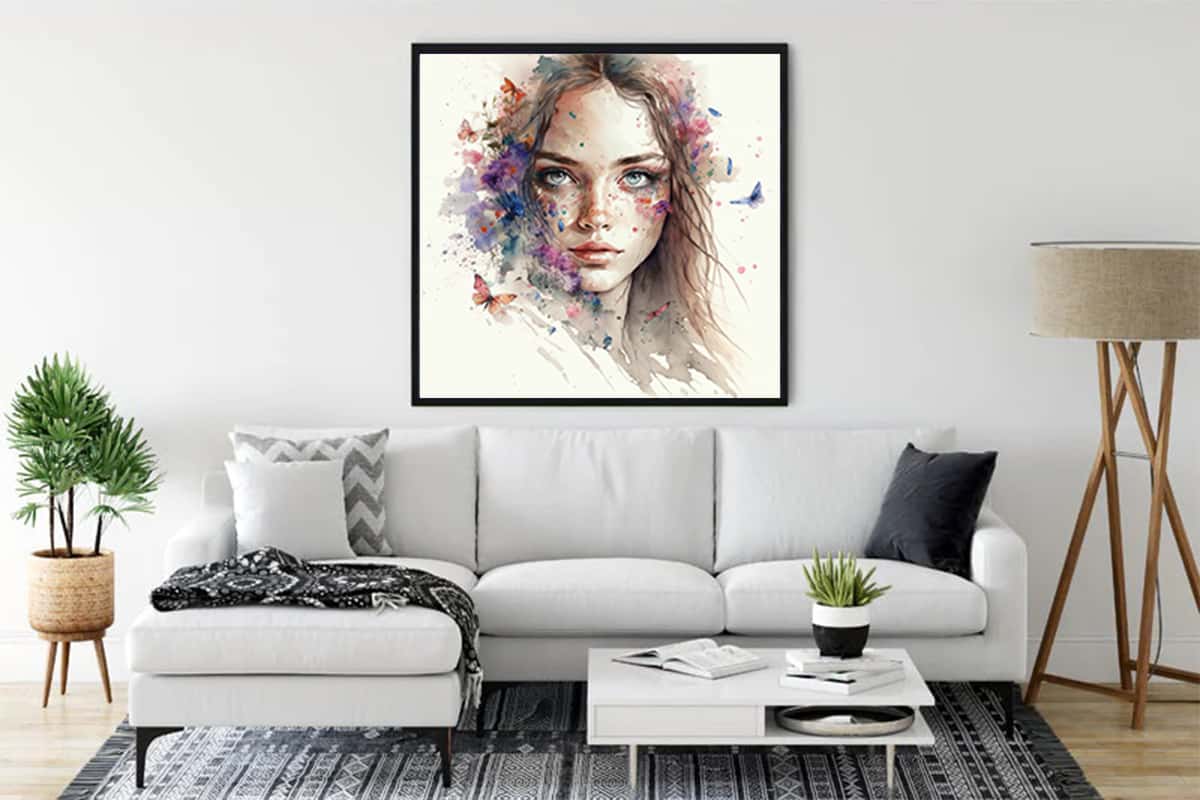 Elegante Malen nach Zahlen Leinwand im Wohnzimmer, zeigt ein Porträt einer Frau mit bunten Aquarell- und Pinselstrichen