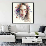 Elegante Malen nach Zahlen Leinwand im Wohnzimmer, zeigt ein Porträt einer Frau mit bunten Aquarell- und Pinselstrichen
