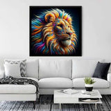 Majestätischer Farbenrausch Löwen Kunstwerk in Blau, Orange und Gold Farben, aufgehängt über einem modernen weißen Sofa.