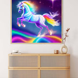 AB Diamond Painting - Einhorn auf Regenbogen im modernen Wohnzimmer, leuchtende Farben und funkelnde AB-Diamantmalerei.