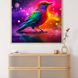 AB Diamantmalerei Bild eines bunten, leuchtenden Vogels an der Wand über einer modernen Kommode.