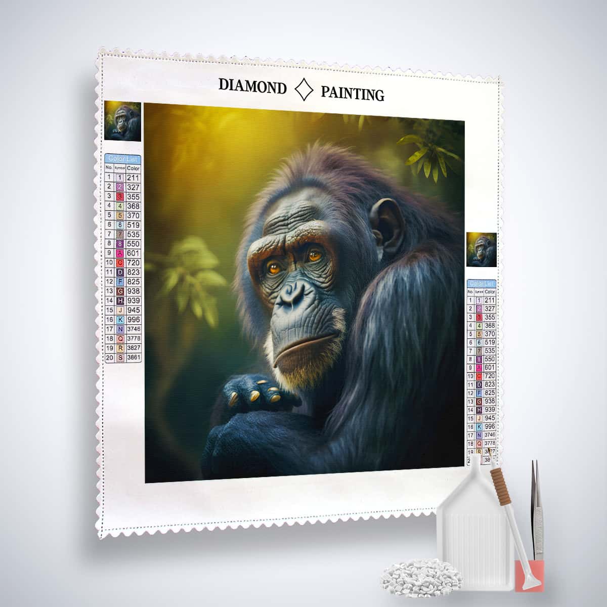 Diamond Painting Kit - Schimpanse seitlich inklusive Leinwand, Acryl Diamonds, Pinzette, und Setzstift vor beleuchtetem Dschungel Hintergrund.
