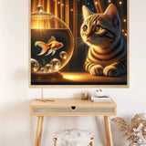 Diamond Painting - Katze betrachtet Goldfisch im Aquarium in warmer Dämmerung, schafft eine magische Atmosphäre.