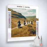 Diamond Painting Kit - Freiheit auf zwei Rädern, kit with canvas, acrylic diamonds, tweezers, and setzstift, showcasing bikers in open fields.