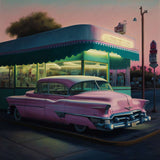 Nostalgische Tankstelle mit klassischem pinken Oldtimer bei Abenddämmerung, beleuchtete Tankstelle im Hintergrund