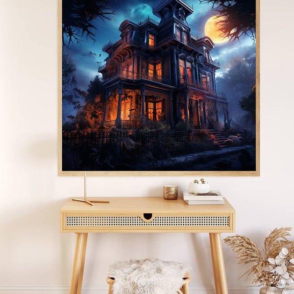 Halloween-Schauer Haus Malen nach Zahlen Set, leuchtendes gruseliges Haus auf einer Staffelei in modernem Raum.