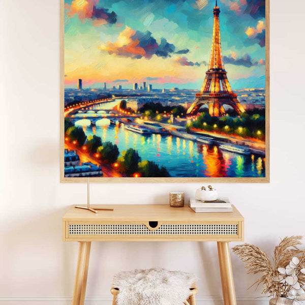 Malen nach Zahlen - Abendglanz in Paris Kunstwerk mit farbenfrohem Abendhimmel und beleuchteter Eiffelturm, gerahmt und auf Schreibtisch stehend