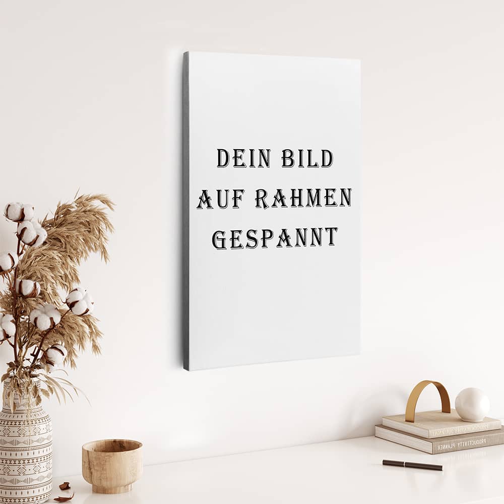 Keilrahmen mit dem Text "Dein Bild auf Rahmen gespannt", an der Wand im modernen Innenraum