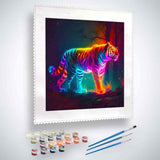 Malen nach Zahlen Set - Leuchtend bunter Tiger, inklusive Malwerkzeuge und Farben vor einer Leinwand, entspannende künstlerische Aktivität