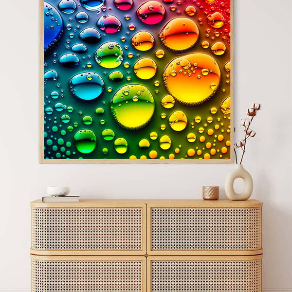 "Malen nach Zahlen - Bunter Regen Kunstwerk zeigt bunte Wassertropfen, aufgehängt über einem modernen Holzmöbelstück"